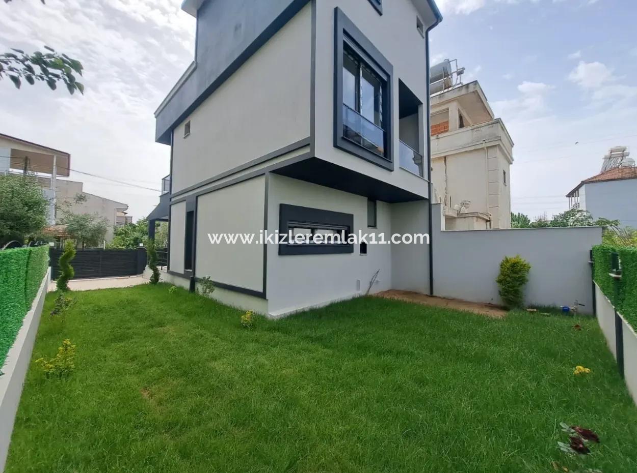 Freistehende Brandneue 3 1 Villa Mit Großem Garten Zum Verkauf In Seferihisar Doğanbey