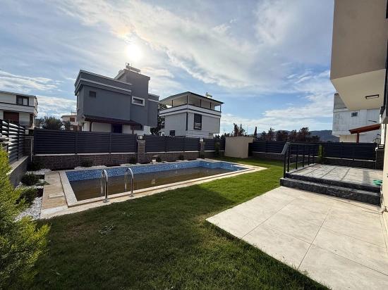 Brandneue, Freistehende Luxusvilla Mit Pool In Seferihisar Doğanbey Zu Verkaufen