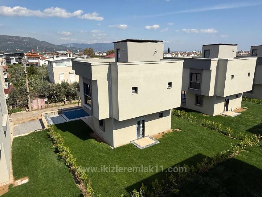 3+1 Duplex Summer House With Pool In Seferihisar Doğanbey