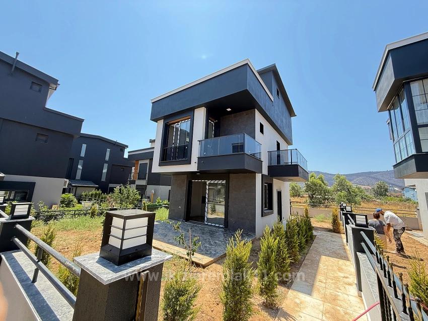 2+1 Bedroom Detached House For Sale in Cumhuriyet Nbh. Seferihisar Doğanbey - 190 m²