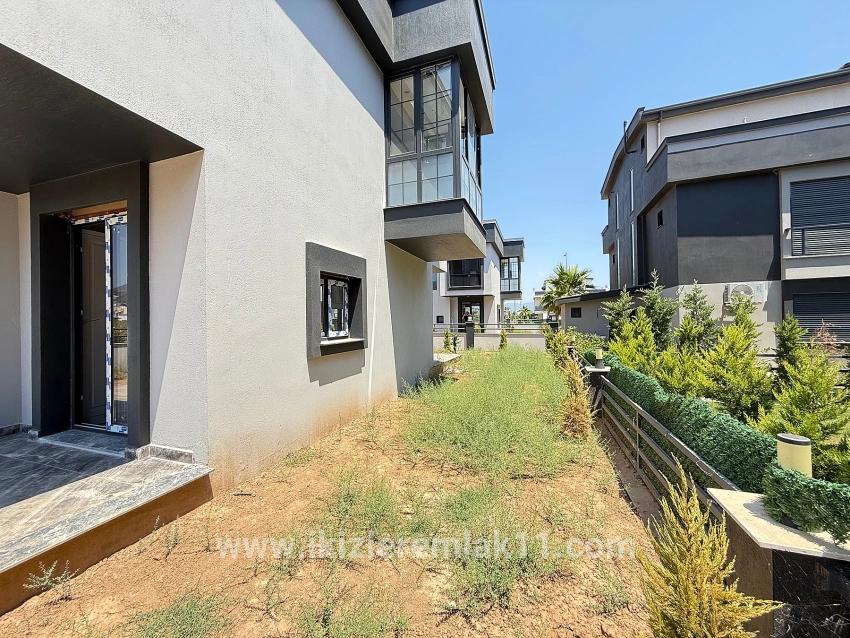 2+1 Bedroom Detached house For sale in Cumhuriyet Nbh. Seferihisar Doğanbey - 190 m²