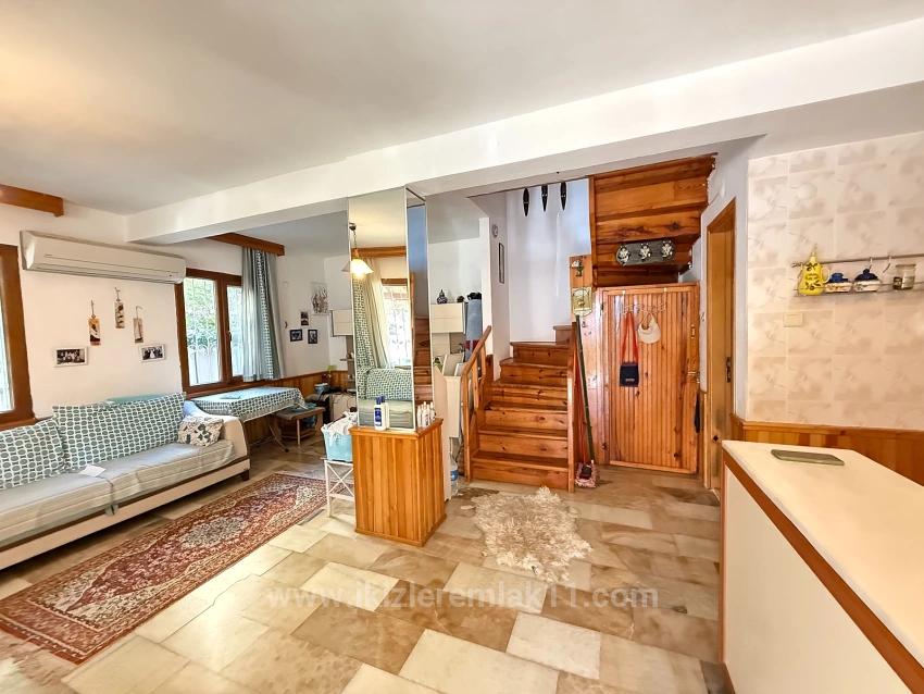 3+1 Villa With Garden For Sale By The Sea In Seferihisar Ürkmez