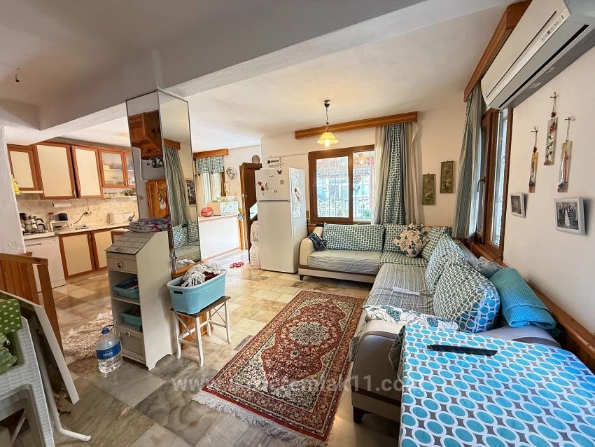 3+1 Villa With Garden For Sale By The Sea In Seferihisar Ürkmez