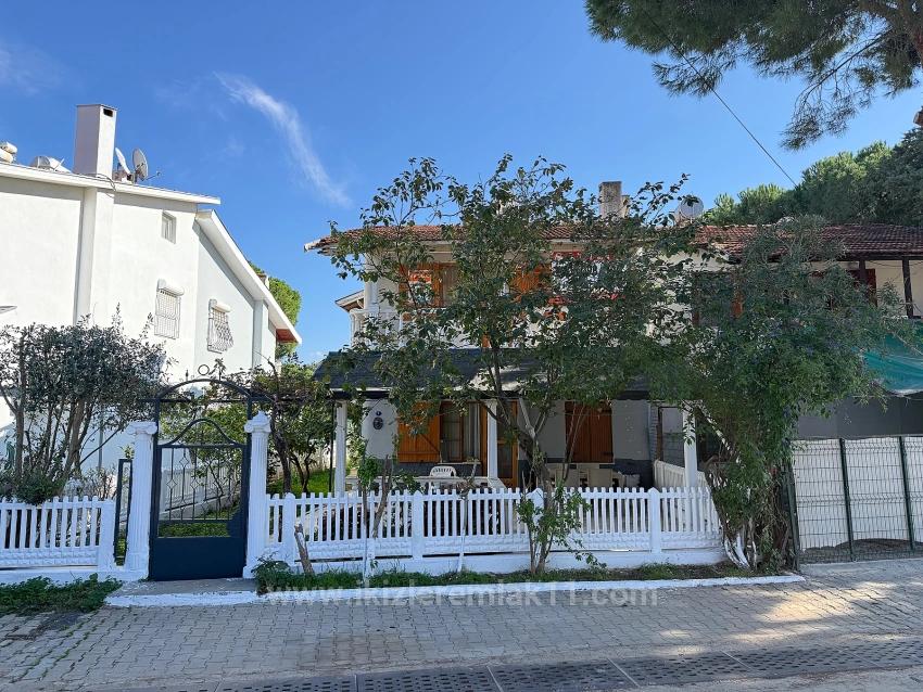 3+1 Duplex Summer House For Sale By The Sea In Seferihisar Ürkmez