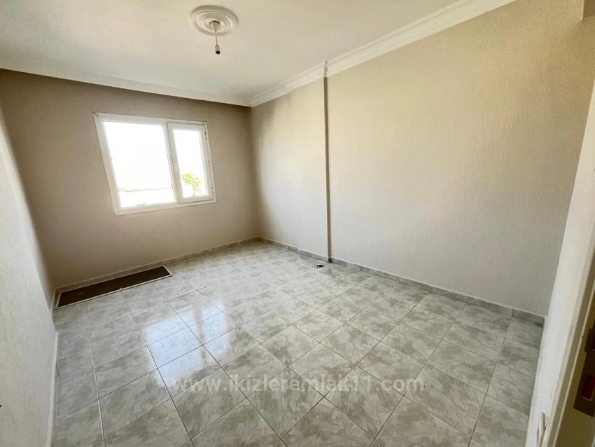 Large 2+1 Middle Floor Apartment For Sale In Ürkmez Center, Close To The Sea