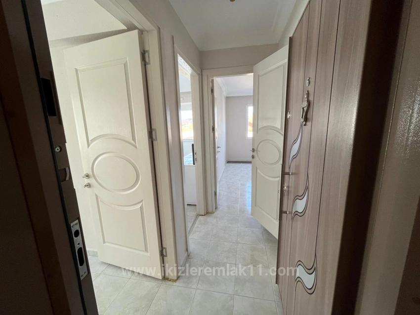 Large 2+1 Middle Floor Apartment For Sale In Ürkmez Center, Close To The Sea