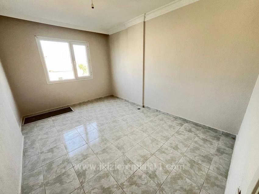 Large 2+1 Middle Floor Apartment For Sale In Ürkmez Center, Close To The Sea