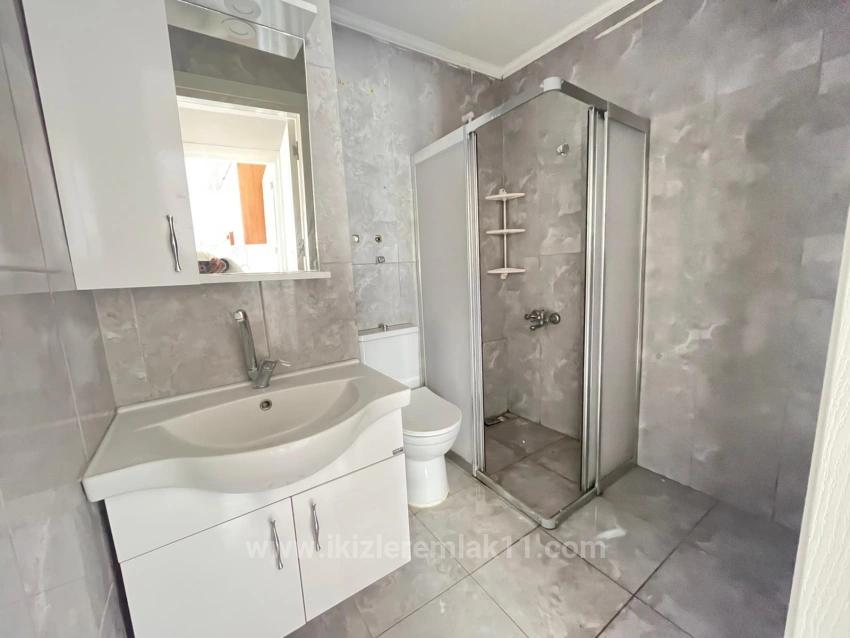 Large 2+1 Middle Floor Apartment For Sale In Ürkmez Center, Close To The Sea