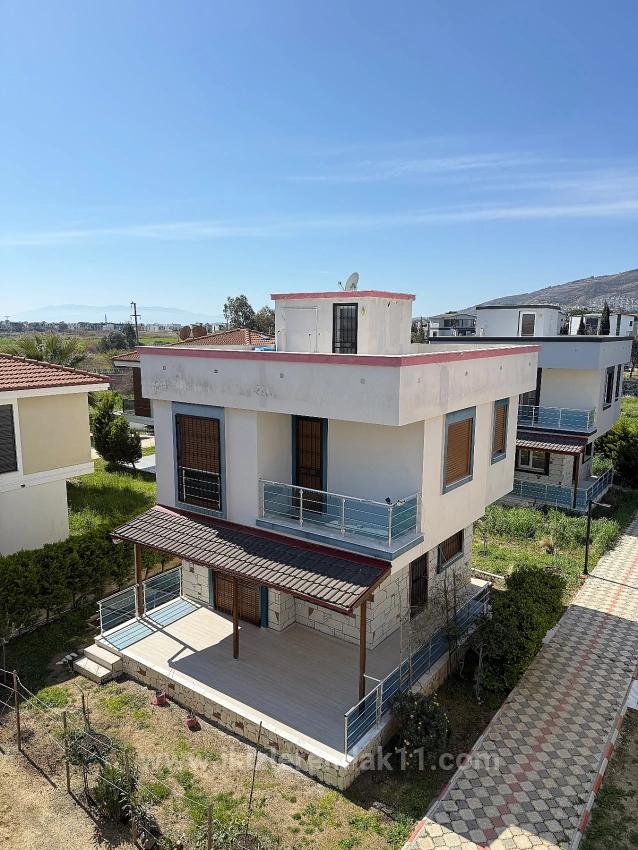 Single Detached 3+1 Villa With Large Garden For Sale In Seferihisar Doğanbey