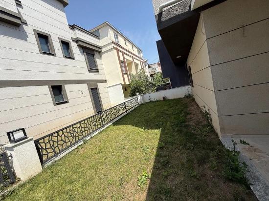 Garden Villa For Sale Near The Sea In Ürkmez Doğanbey, 2+1