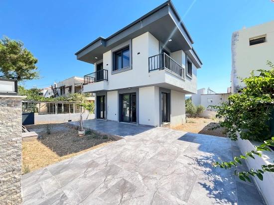 3+1 Detached Villa With A Parent's Bedroom In A 390 M2 Garden For Sale In Seferihisar Doganbey