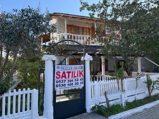 3+1 Duplex Summer House For Sale By The Sea In Seferihisar Ürkmez