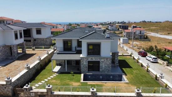 4+1 Villa With Private Pool And Luxury Fireplace For Sale In Seferihisar Akarca