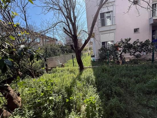 Ground Floor 2+1 Apartment With Garden For Sale In Seferihisar Ürkmez Center.