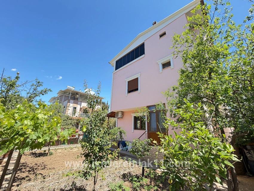 Для продажи Семейный дом 4+1 в Cumhuriyet Seferihisar Doğanbey - 300 m²