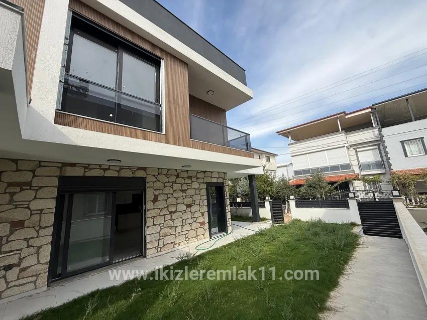 Для продажи Летний 3+1 в Cumhuriyet Seferihisar Doğanbey - 180 m²