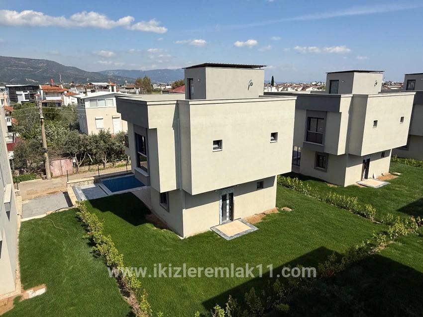 Для продажи Семейный дом 3+1 в Cumhuriyet Seferihisar Doğanbey - 170 m²