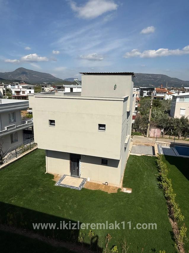 Для продажи Семейный дом 3+1 в Cumhuriyet Seferihisar Doğanbey - 170 m²