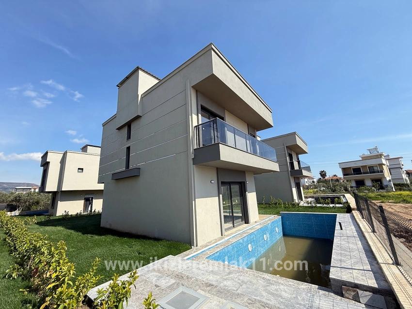 Для продажи Семейный дом 3+1 в Cumhuriyet Seferihisar Doğanbey - 170 m²