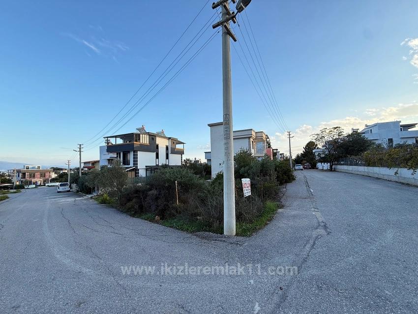 Угловой Участок Площадью 285 Квадратных Метров С Разрешением На Строительство Продается В Районе Сеферихисар, Доганбей.