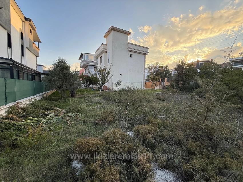 Угловой Участок Площадью 285 Квадратных Метров С Разрешением На Строительство Продается В Районе Сеферихисар, Доганбей.