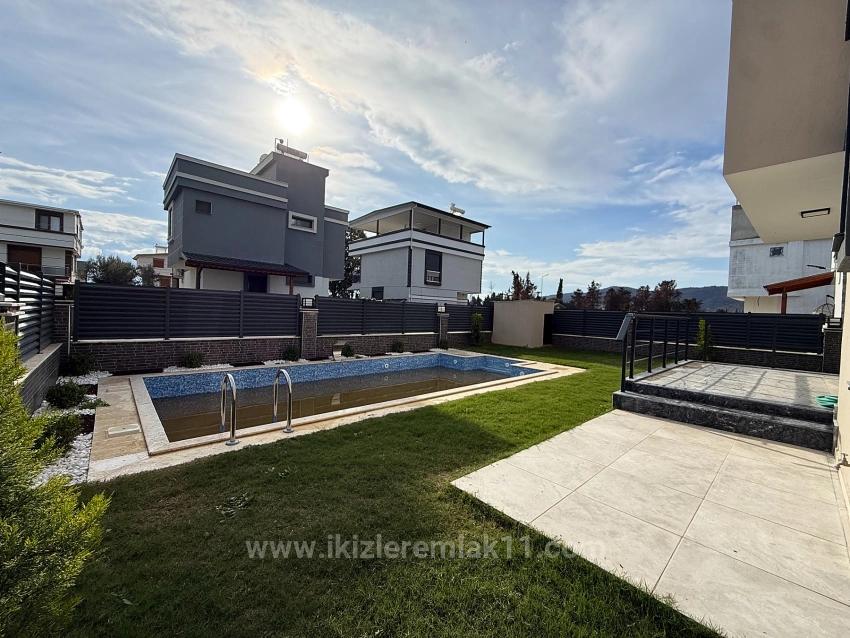 Для продажи Вилла 3+1 в Cumhuriyet Seferihisar Doğanbey - 290 m²