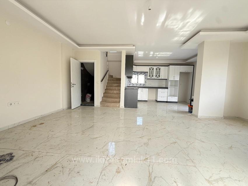 В Доганбее, Сеферихисар, Продается Совершенно Новая Отдельно Стоящая Вилла С 3 Спальнями, 1 Ванной Комнатой И Садом.