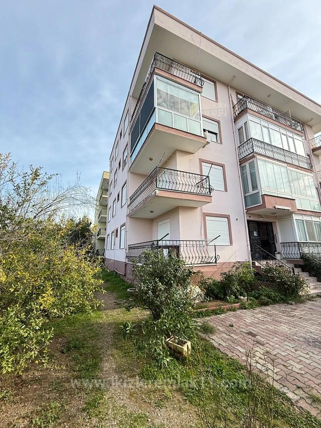 Продается 2+1 Квартира Площадью 80 М2 В Центре Сеферихисара Уркмез. Дополнительный Ремонт Не Требуется.