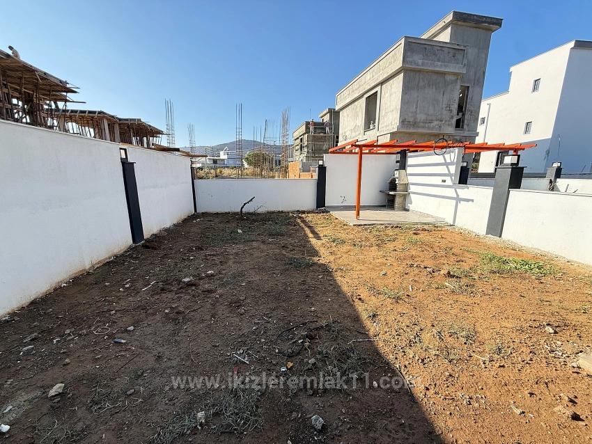 Продается Новый Двухэтажный Летний Домик С Садом (2 Спальни, 1 Ванная Комната) В Районе Доганбей, Сеферихисар.