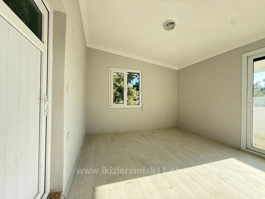 Продается Новый Двухэтажный Летний Домик С Садом (2 Спальни, 1 Ванная Комната) В Паямлы, Сеферихисар.