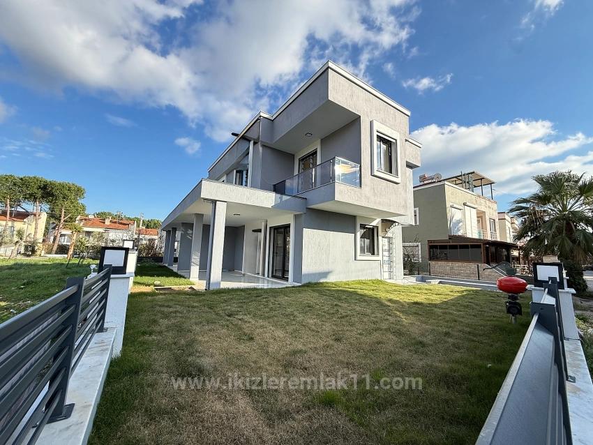 Для Продажи Вилла 3+1 в Cumhuriyet Seferihisar Doğanbey - 180 m²