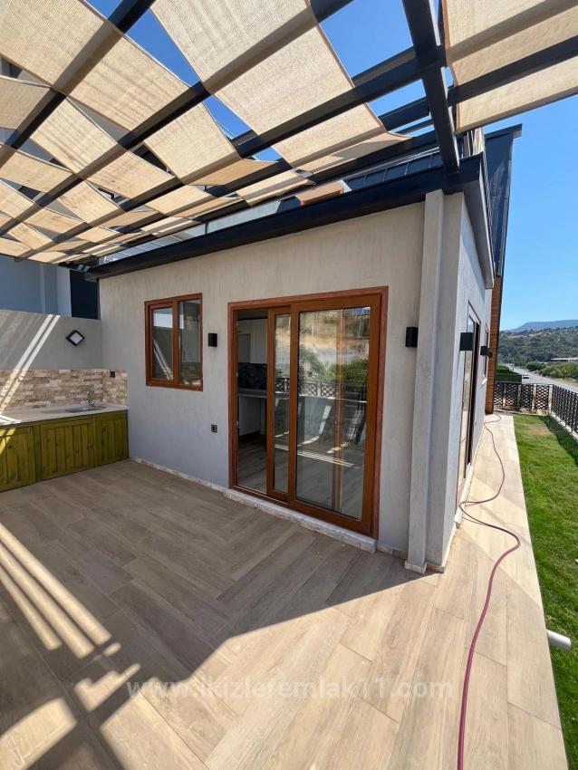 Продается Сборный Отдельно Стоящий Летний Домик С 2 Спальнями И 1 Ванной Комнатой В Мендерес-Гюмюльдюре, Расположенный На Участке Площадью 200 Квадратных Метров.