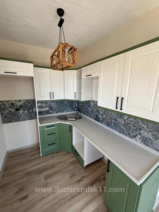 Продается Сборный Отдельно Стоящий Летний Домик С 2 Спальнями И 1 Ванной Комнатой В Мендерес-Гюмюльдюре, Расположенный На Участке Площадью 200 Квадратных Метров.