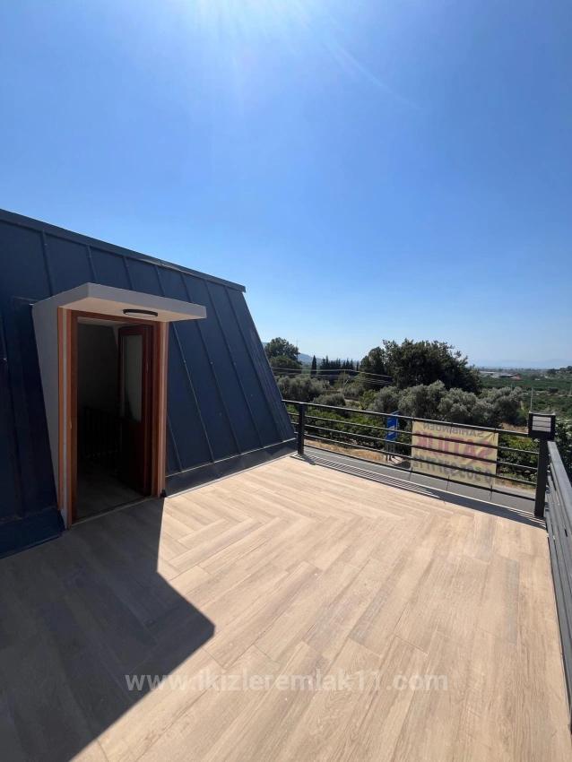 Продается Сборный Отдельно Стоящий Летний Домик С 2 Спальнями И 1 Ванной Комнатой В Мендерес-Гюмюльдюре, Расположенный На Участке Площадью 200 Квадратных Метров.