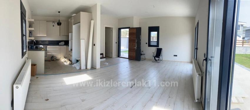 Продается Двухуровневая Вилла 3+1 С Просторным Садом В Доганбее, Сеферихисар.