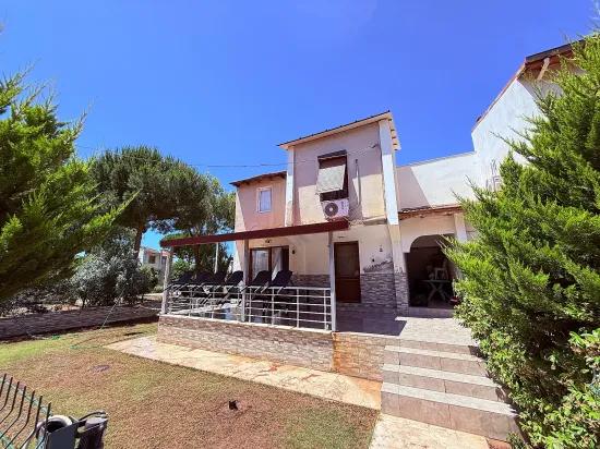 В Сефериисаре Doğanbey Продается 3+1 Вилла С Садом В 50м От Моря