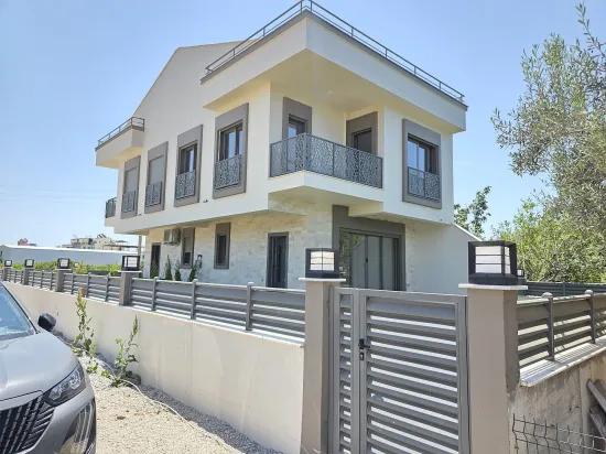 В Районе Гümüldür İnönü Квартал, До Моря 450 Метров, Просторный Сад, Новый 4+1!