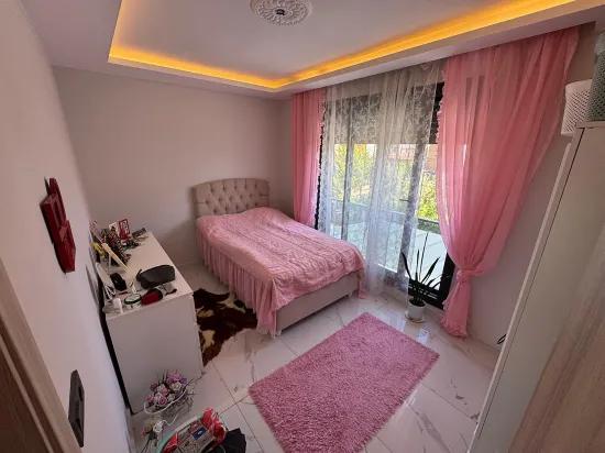 В Сеферихисаре Doğanbey продается 3+1 просторный садовый двухэтажный летний домик