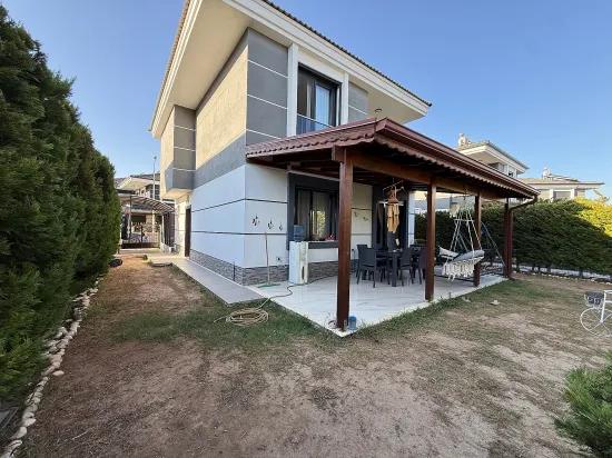 В Ürkmez Doğanbey отдельный бассейн 3+1 с отдельной кухней широкий сад