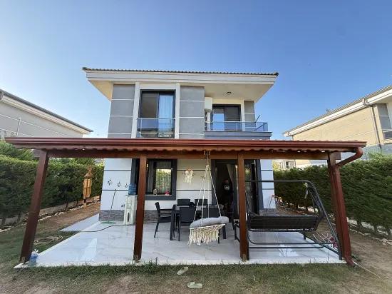 В Ürkmez Doğanbey отдельный бассейн 3+1 с отдельной кухней широкий сад