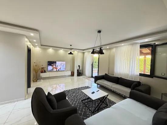 В Ürkmez Doğanbey отдельный бассейн 3+1 с отдельной кухней широкий сад