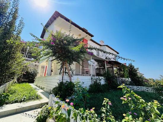 Вилла 3+1 с видом на море продаётся в Seferihisar Doğanbey Ömür поселке