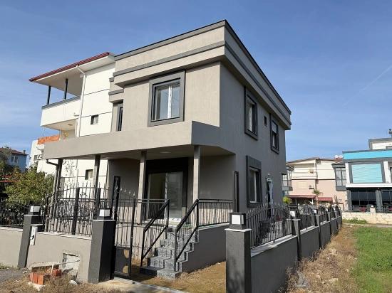 В Доганбее, Сеферихисар, Продается Совершенно Новая Отдельно Стоящая Вилла С 3 Спальнями, 1 Ванной Комнатой И Садом.