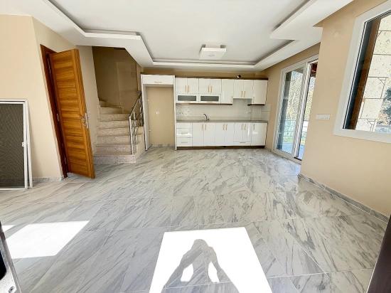 В Сеферихисаре Doğanbey Продается Отдельный Широкий Садовый 3+1 Вилла