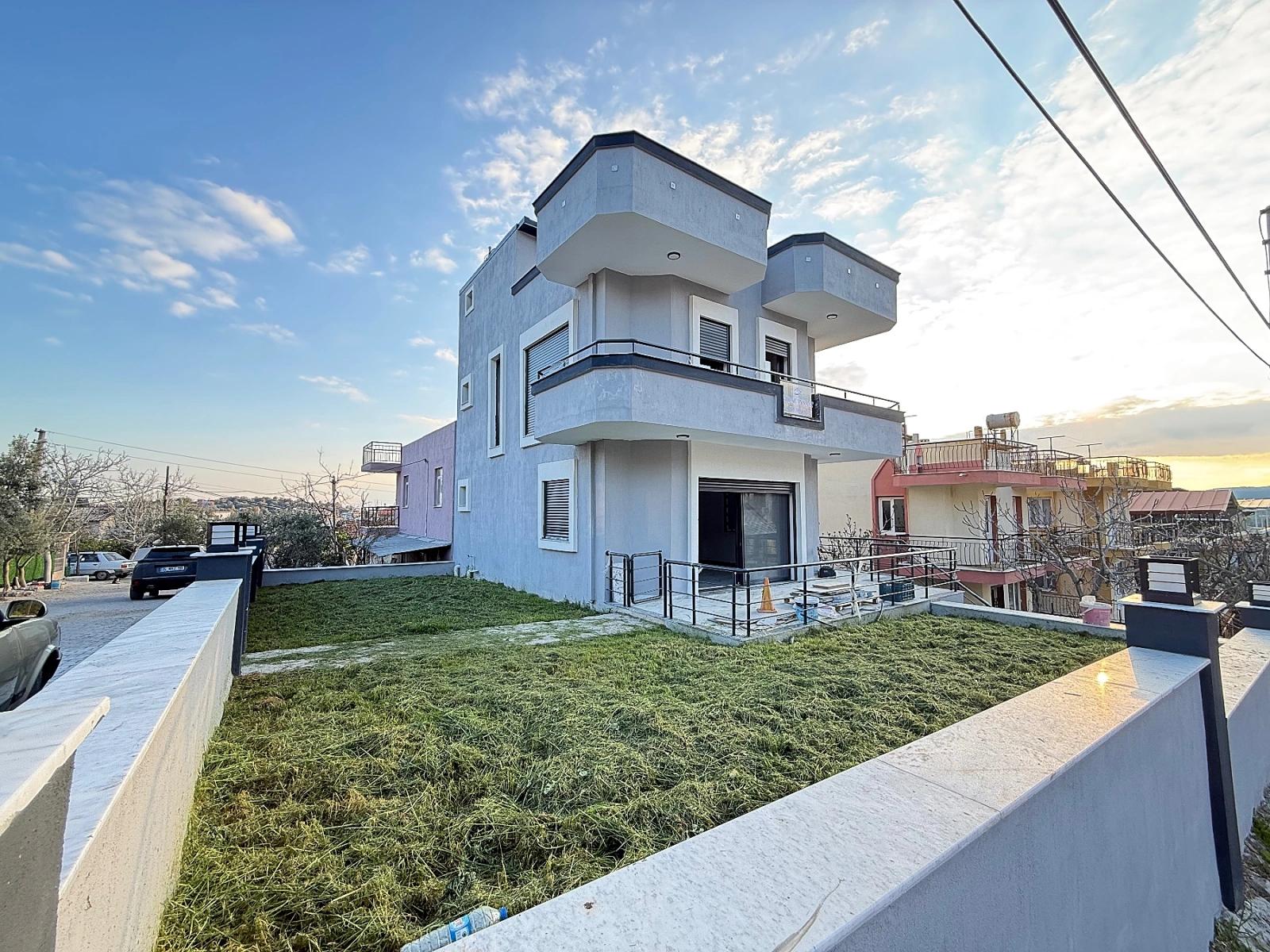 Ürkmez'de Deniz Manzaralı Müstakil Ayrı Mutfak 3+1 Köşe Villa