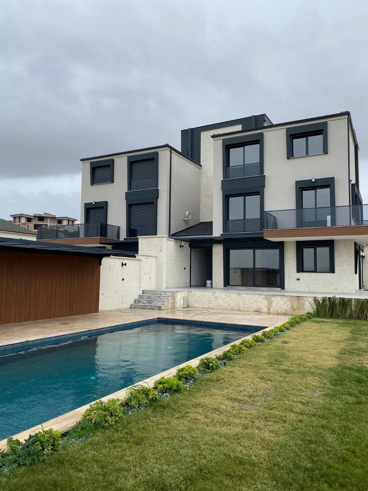 İzmir Seferihisar Düzce’de Satılık 750 Metre² 4 + 2 Özel Havuz Lüks Villa