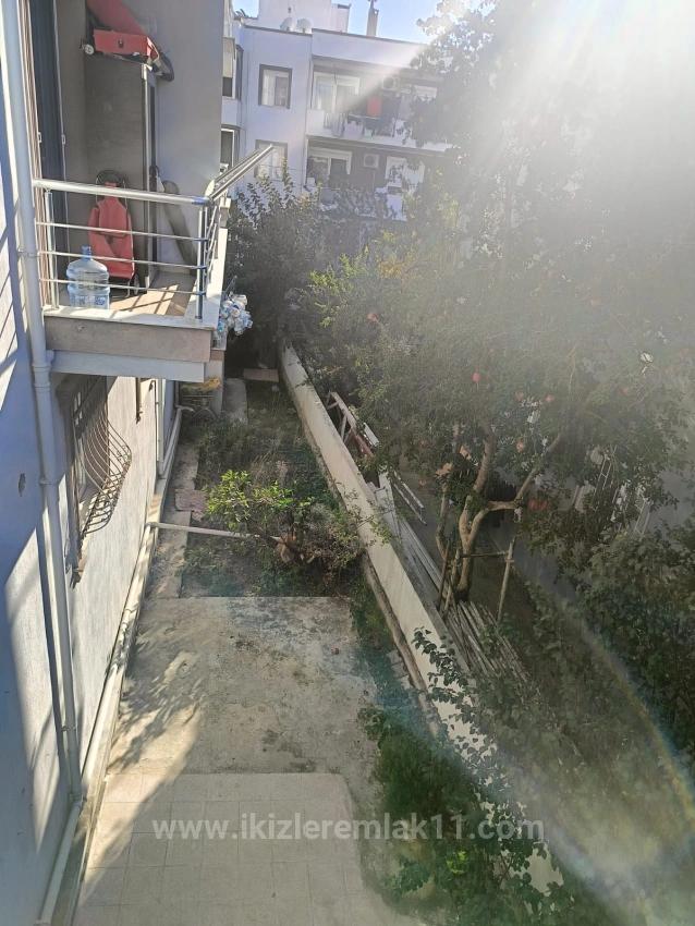 Seferihisar Ürkmez Merkez’de Satılık 2 + 1 Ara Kat Daire