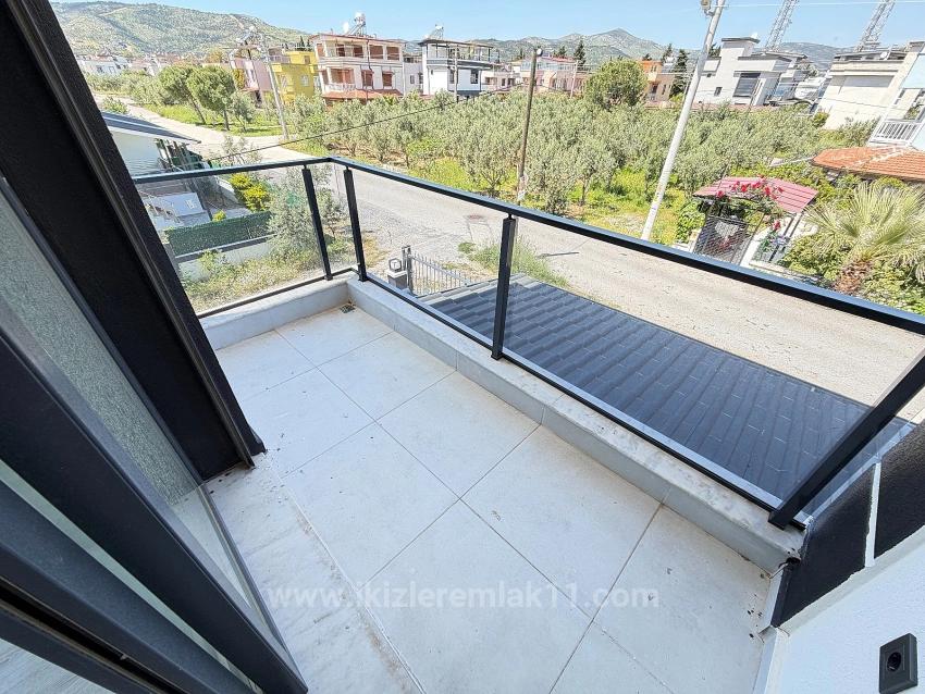 Seferihisar Doğanbey'de Denıze Yakın Satılık Genıs Bahcelı Sıfır 3+1 Villa