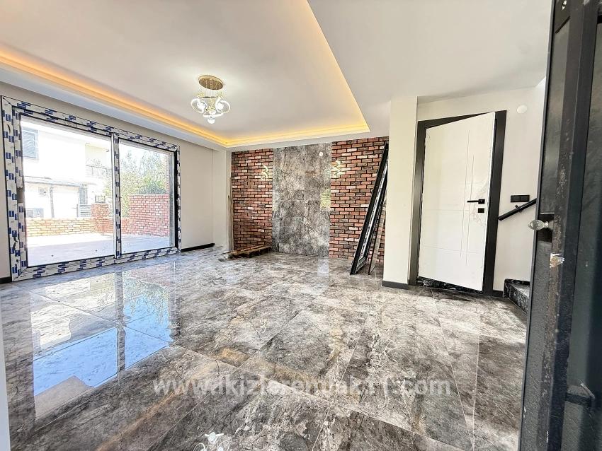 Seferihisar Doğanbey Cumhuriyet Mah. Satılık 3+1 Villa - 200 m²
