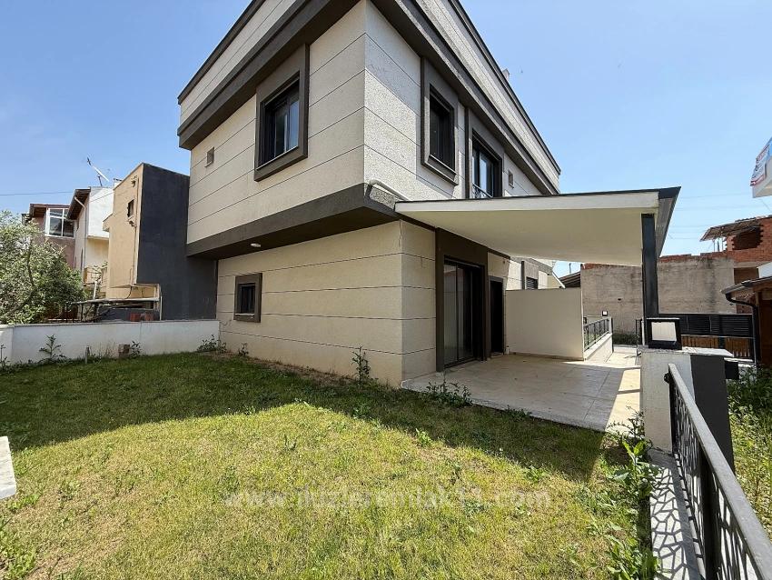 Ürkmez Doğanbey'de Denize Yakın Satılık Bahceli 2+1 Villa